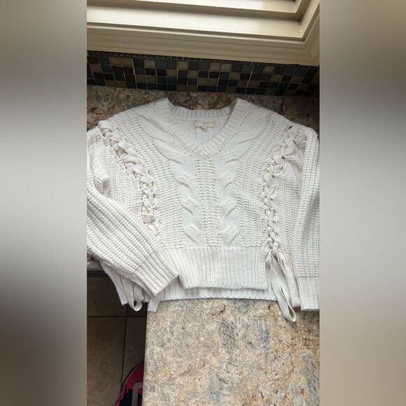 White lace up sweater - Picture 2 of 6